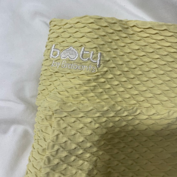 Booty By Brabants “Croco Skin” Leggings | Pale Yellow - Picture 4 of 4
